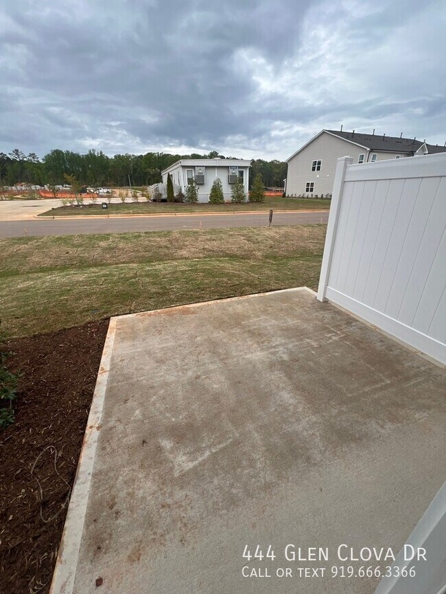 Building Photo - 444 Glen Clova Dr