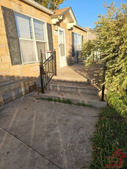 Building Photo - 1609 SW B Ave