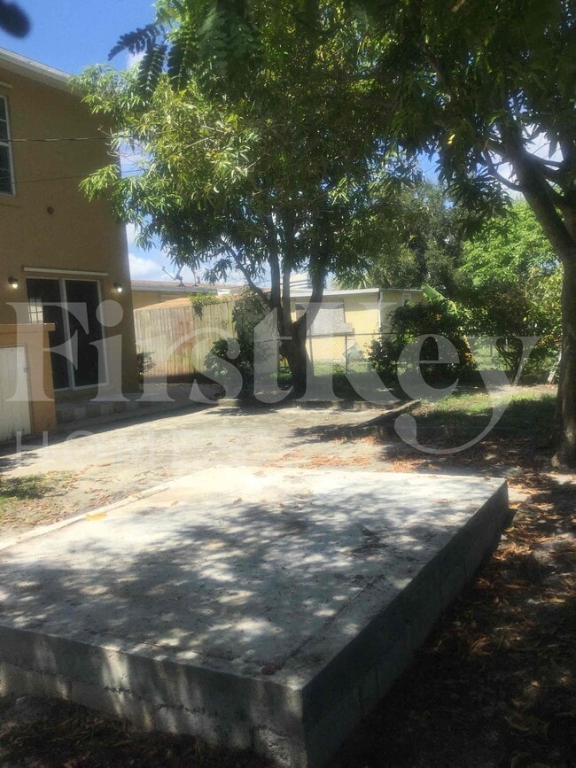 Building Photo - 1443 7th St