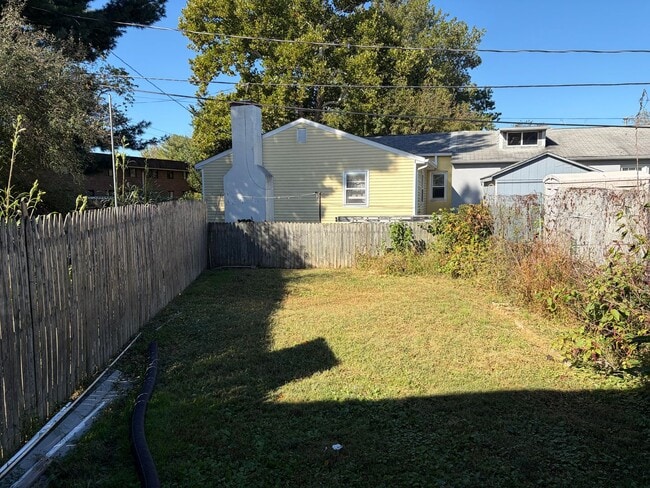 Building Photo - Newly Renovated 2 Story Townhouse in Garde...