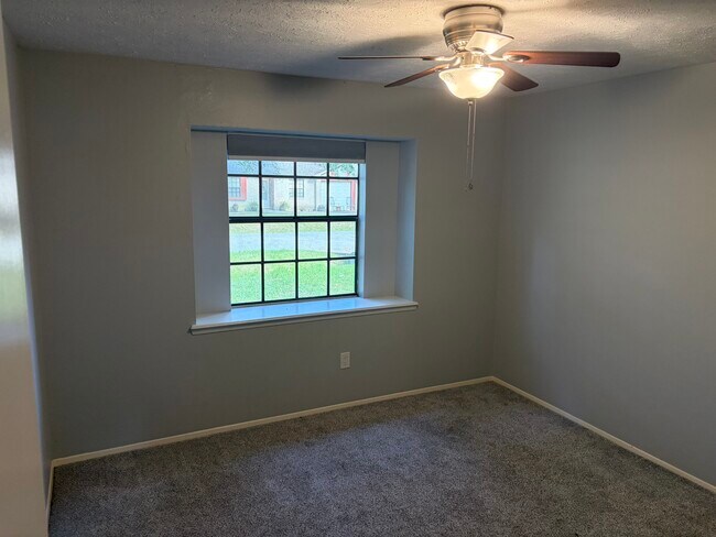 Building Photo - 17 Capewood Ct