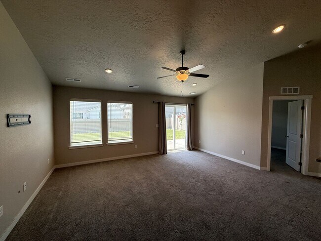 Building Photo - Fully Furnished All Utilities Included.
