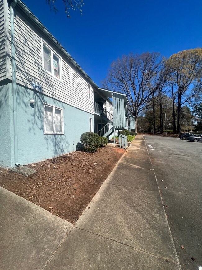 Building Photo - 1913 Meadowlark Ln