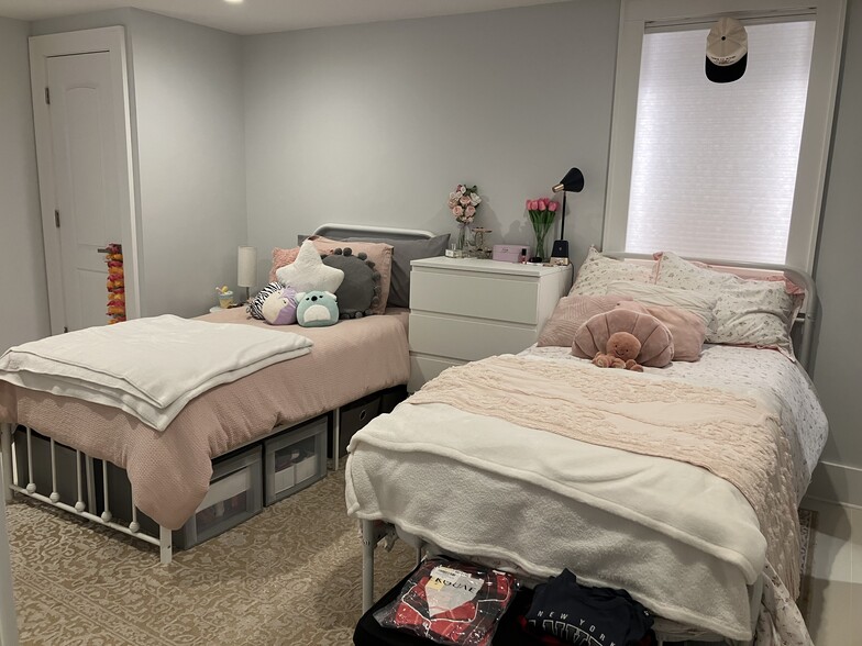 Two Twin Beds - 296 Reef Rd