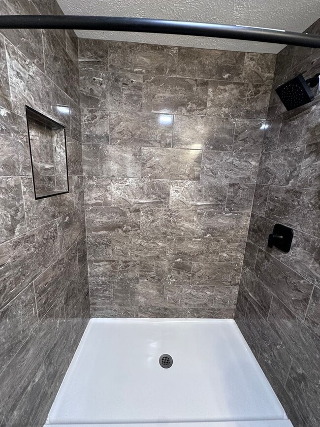 Building Photo - Village of Manlius 1 bedroom/ 1 full bathroom Apt. Sign a lease and pay $1,000 for the month of J...