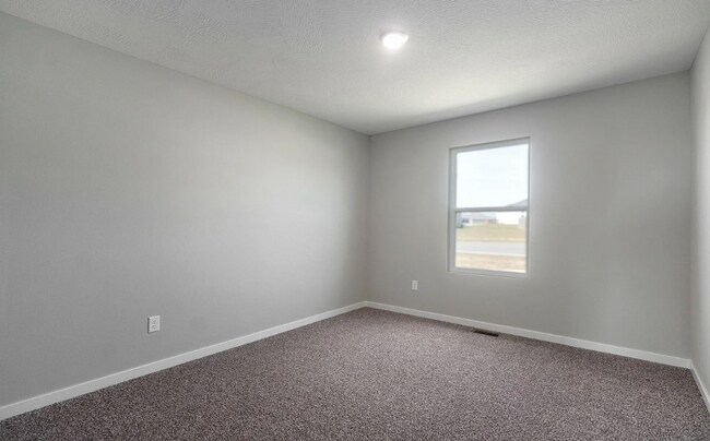 Building Photo - Like New 3 Bedroom Home - Hills of Olde Savannah