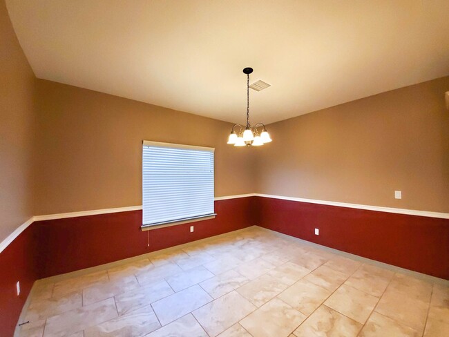 Building Photo - Spacious 3-Bedroom Home for Rent in Prime ...