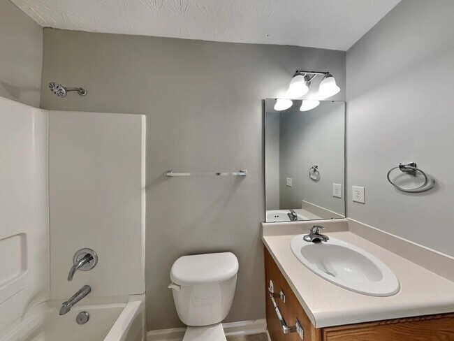 Building Photo - 2625 Fairstone Ave