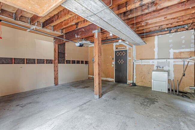 Building Photo - Ground Level Front Unit with 2 Car Garage