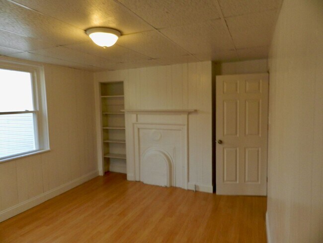 Building Photo - *** South Side Flats * 3 Bedroom House * Fully Renovated * With Fenced In Yard * Walk to E. Carso...