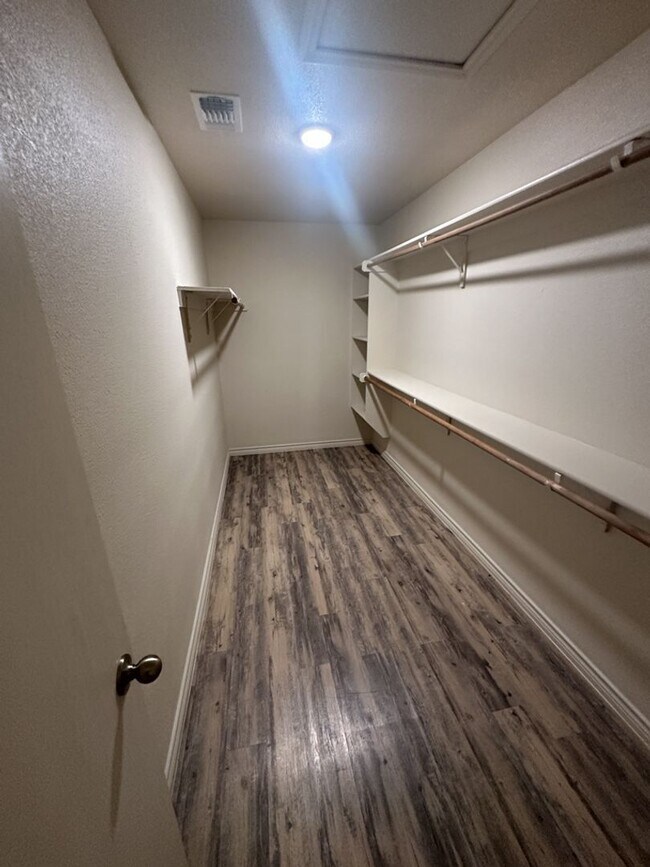 Building Photo - AVAILABLE NOW! (SECTION 8 ACCEPTED)