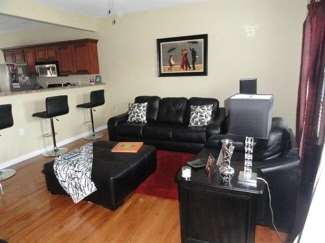 Building Photo - **REDUCED ** BEAUTIFUL TOWNHOME