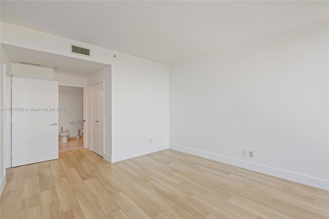 Building Photo - 601 NE 36th St