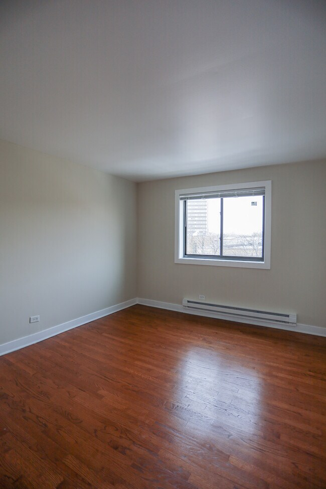 Building Photo - 5851 N Winthrop Ave