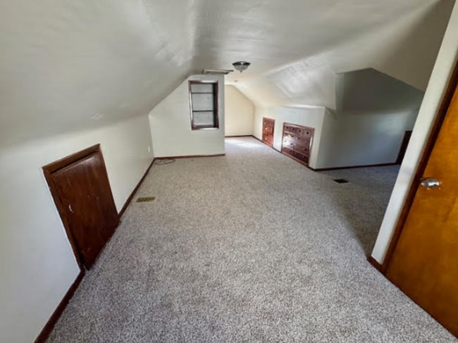 Building Photo - Single Family Home 3 beds 2 bath Available Now!