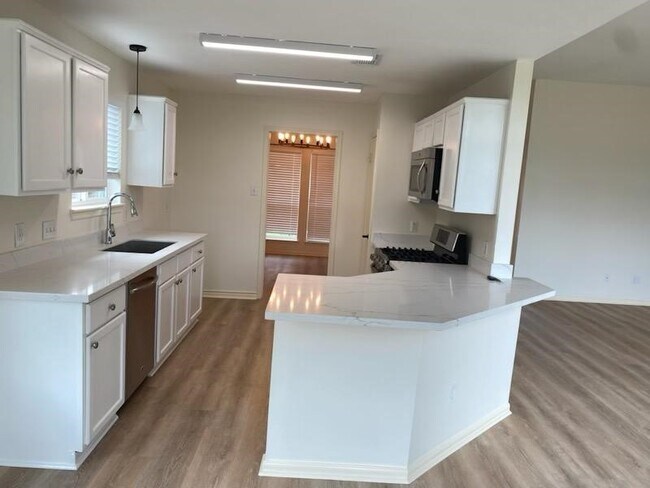 Building Photo - 204 Wood Hollow Dr