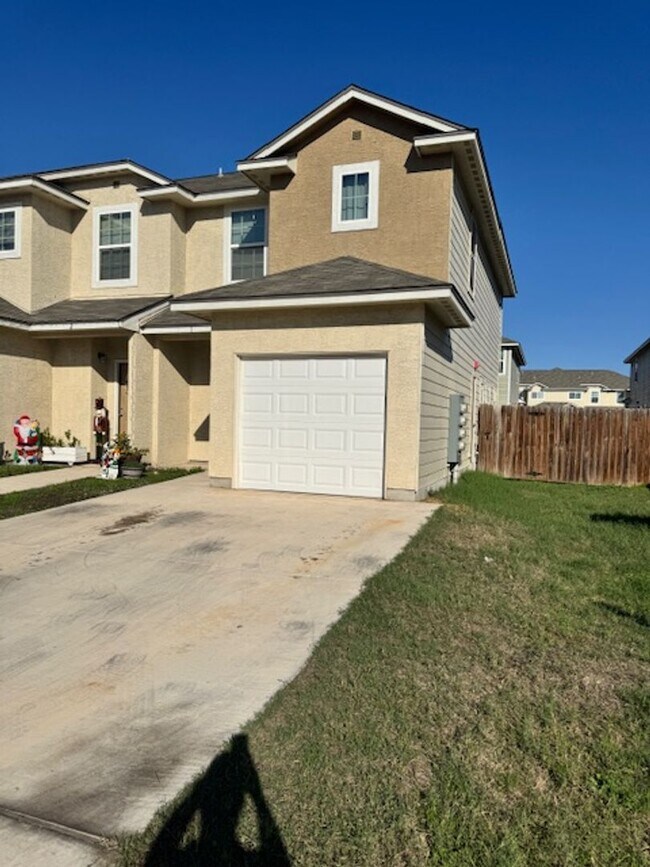 Building Photo - Elegant Townhome Ready for Move In - 3 BR 2.5 Bath - NE San Antonio (in Selma)