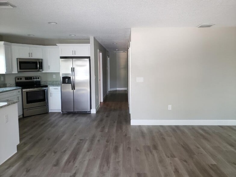 Building Photo - 903 E Renfro St