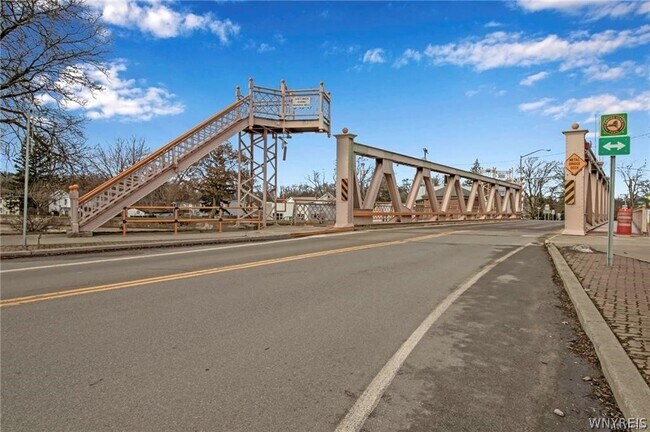 Building Photo - 27 Main St