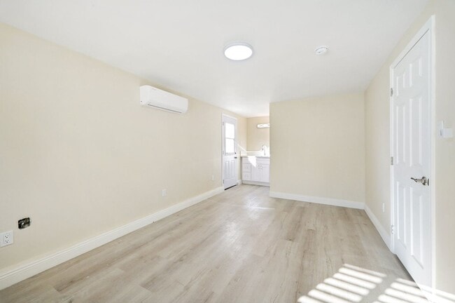 Building Photo - Large studio unit in a quiet Claremont Neighborhood