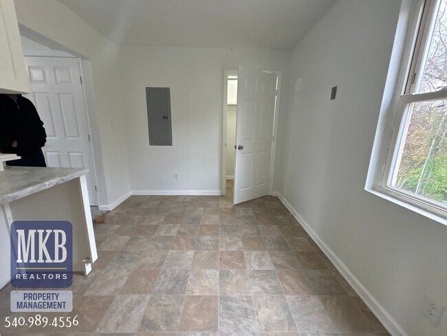 Building Photo - Ruddell Road Triplex