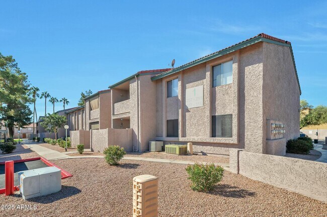 Building Photo - 623 W Guadalupe Rd