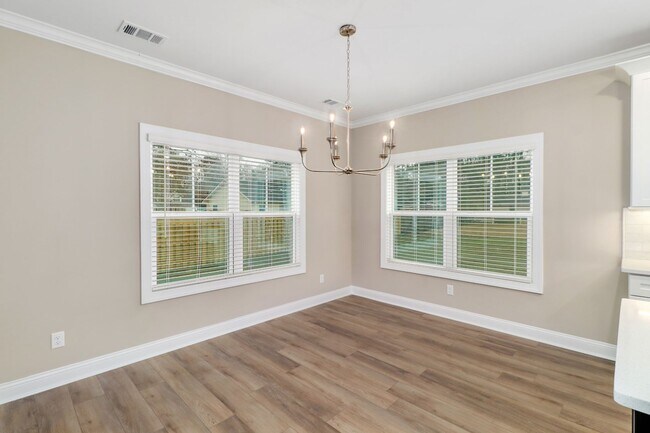 Building Photo - 204 Pineland Dr