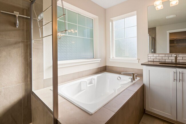 Building Photo - Stunning 3BD/3BATH Home in the Heart of Hi...
