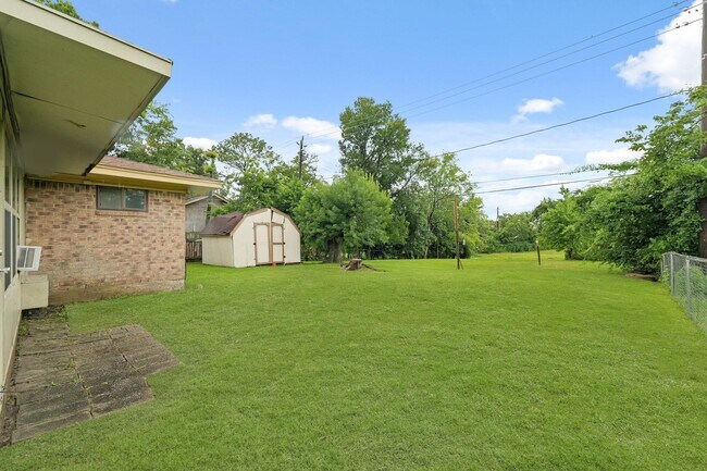 Building Photo - 746 Fawn Dr