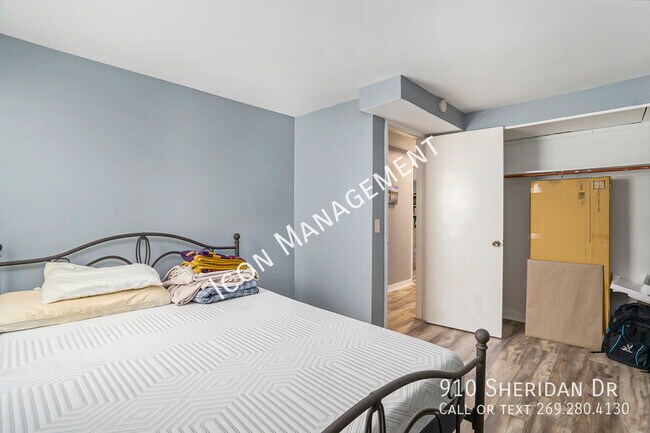 Building Photo - 910 Sheridan Dr