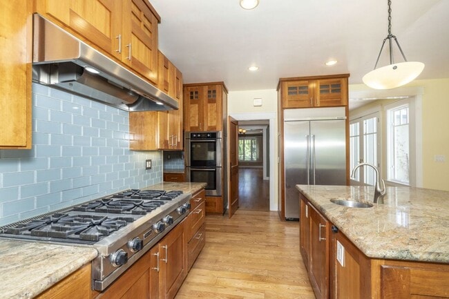 Building Photo - Lovingly Maintained 5 Bed, 3.5 Bath Execut...