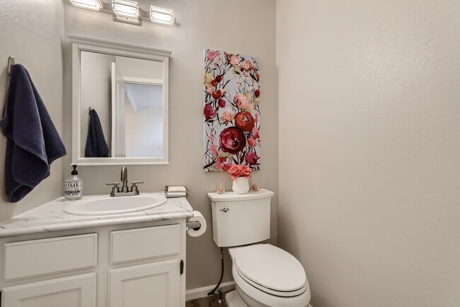 Building Photo - Updated 3 BDR Townhome in King's Ridge