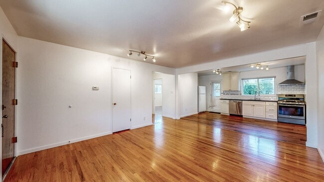 Building Photo - Delightful 2 Bedroom 1 Bath Unit with 1 Car Garage