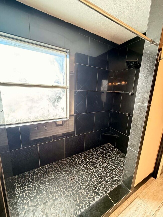 Building Photo - Beautiful Executive 3bd/2bath home in Joplin with fenced in yard / 2 car garage  and sunroom!!