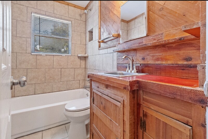 Building Photo - 10911 Visalia Dr