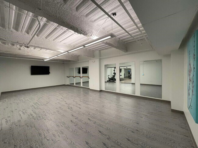 Building Photo - 409 Elm St