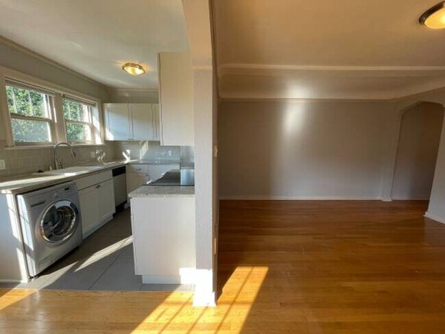 Building Photo - Queens Court Condo #310 - Top Floor Corner...