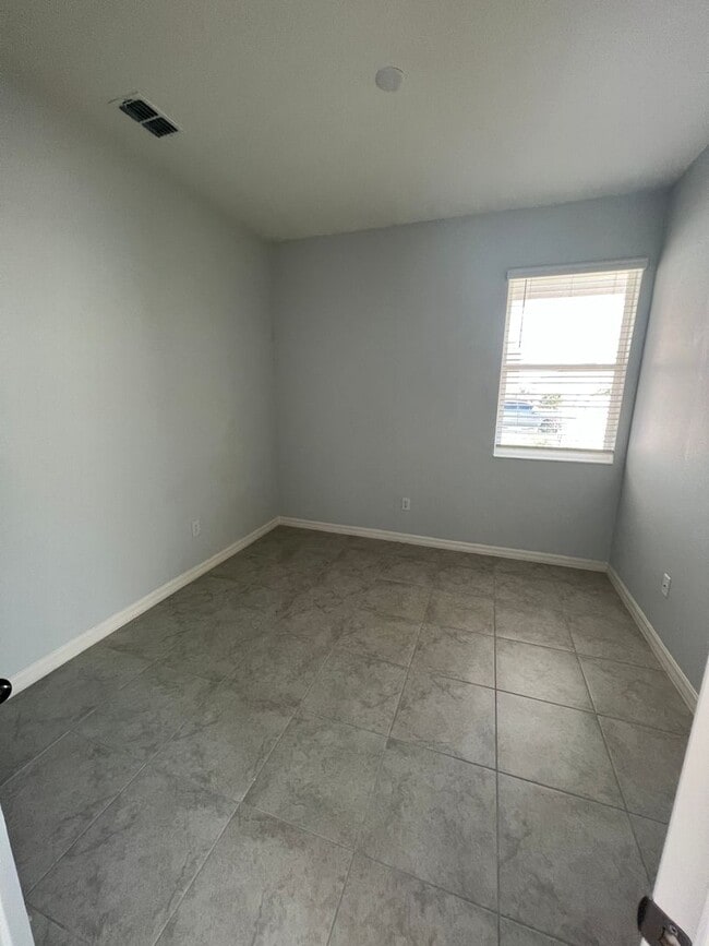 Building Photo - Beautiful 3 bedroom with den in Palmetto!