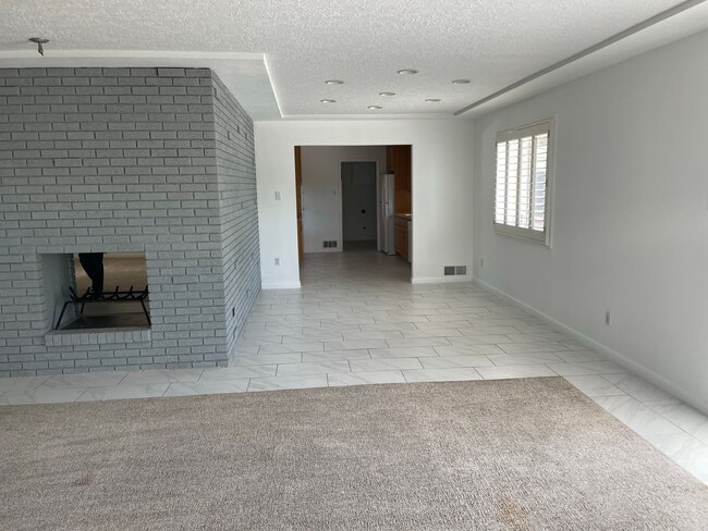 Building Photo - Open floorplan/Huge yard/Lots of Storage/Fireplace