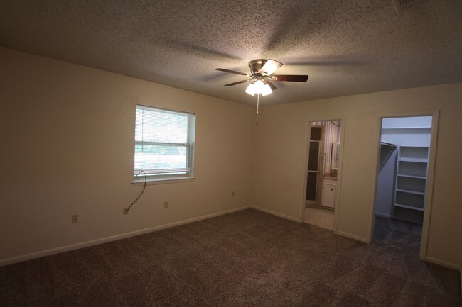 Building Photo - Oversized 4 bedroom 3 bath rental in Tyler...