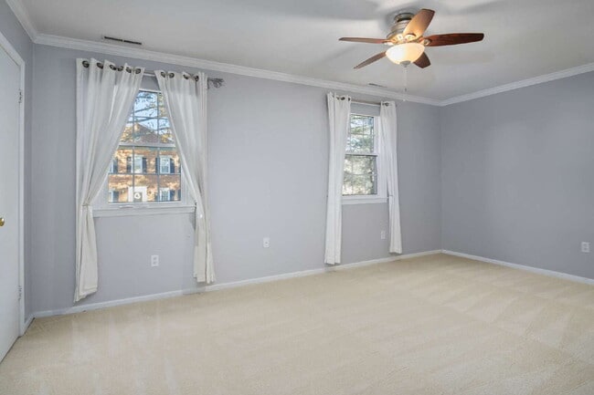 Building Photo - Charming Townhouse: Your New Home Awaits!