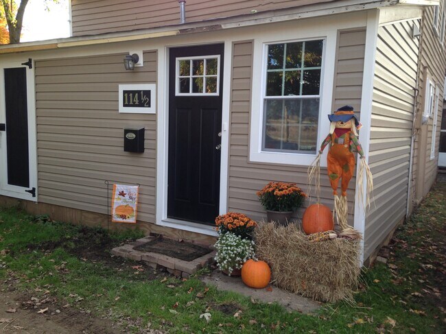 Primary Photo - 114 1/2 W Walnut St