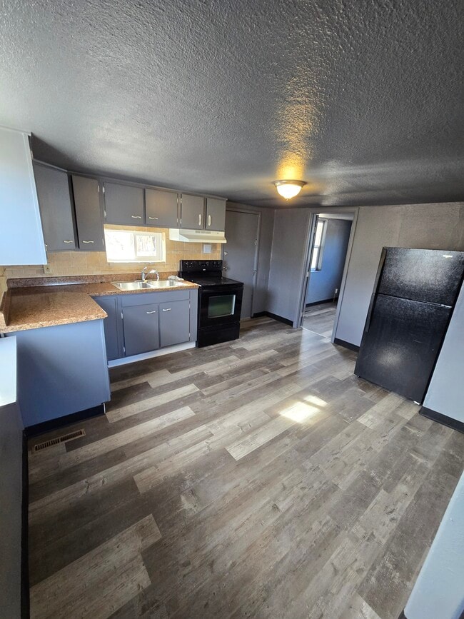 Building Photo - 1320 E Ash St