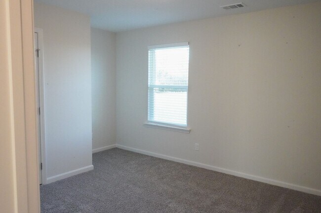 Building Photo - AVAILABLE NOW!