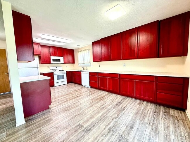Building Photo - Welcome to this 3 BD, 2 Bth home situated on a corner lot!!