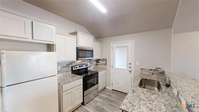 Building Photo - 130 Wind Ridge Dr
