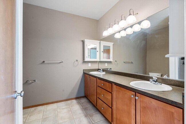 Building Photo - Immaculate 2-bdrm/2-bath, 2nd-floor, corner-unit condo in Bethany Village.  In-unit laundry, deed...