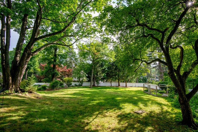 Building Photo - 172 Ponus Ave