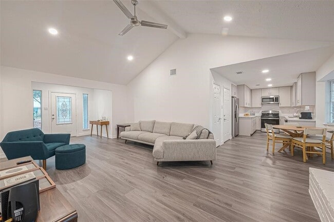 Building Photo - 26415 Hunters Hollow Dr