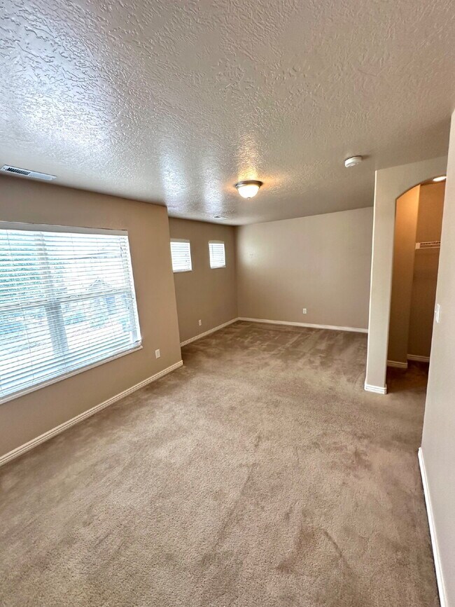 Building Photo - Townhome in prime location
